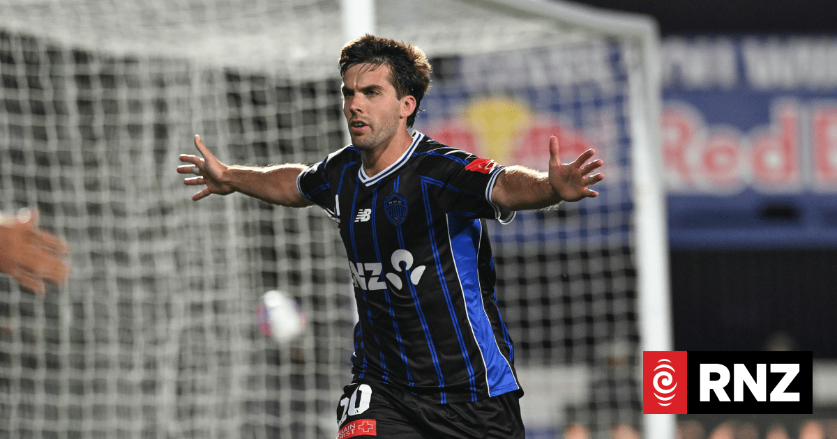 Auckland FC into A-League semis after penalty shoot-out