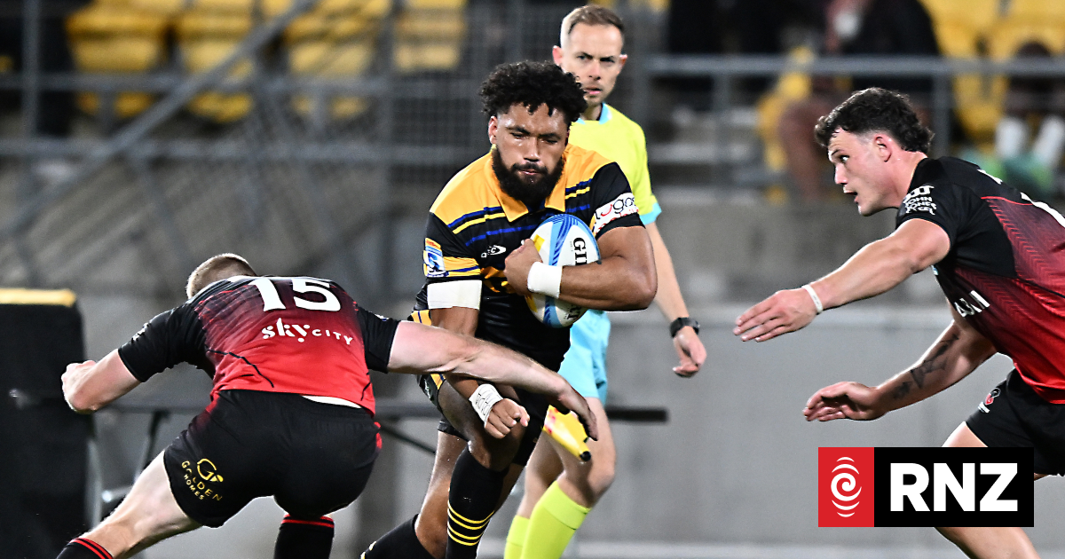 Super Rugby Pacific: Hurricanes beat Crusaders to stay at top of table