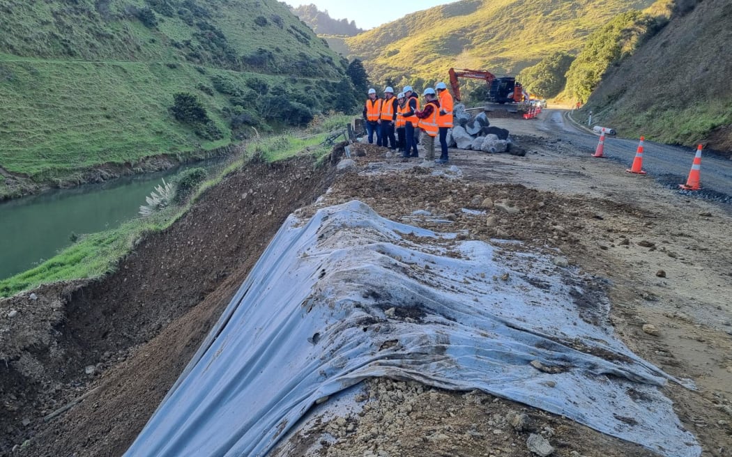 There are about 10 significant underslips in the Awakino Gorge and more than 30 slips.