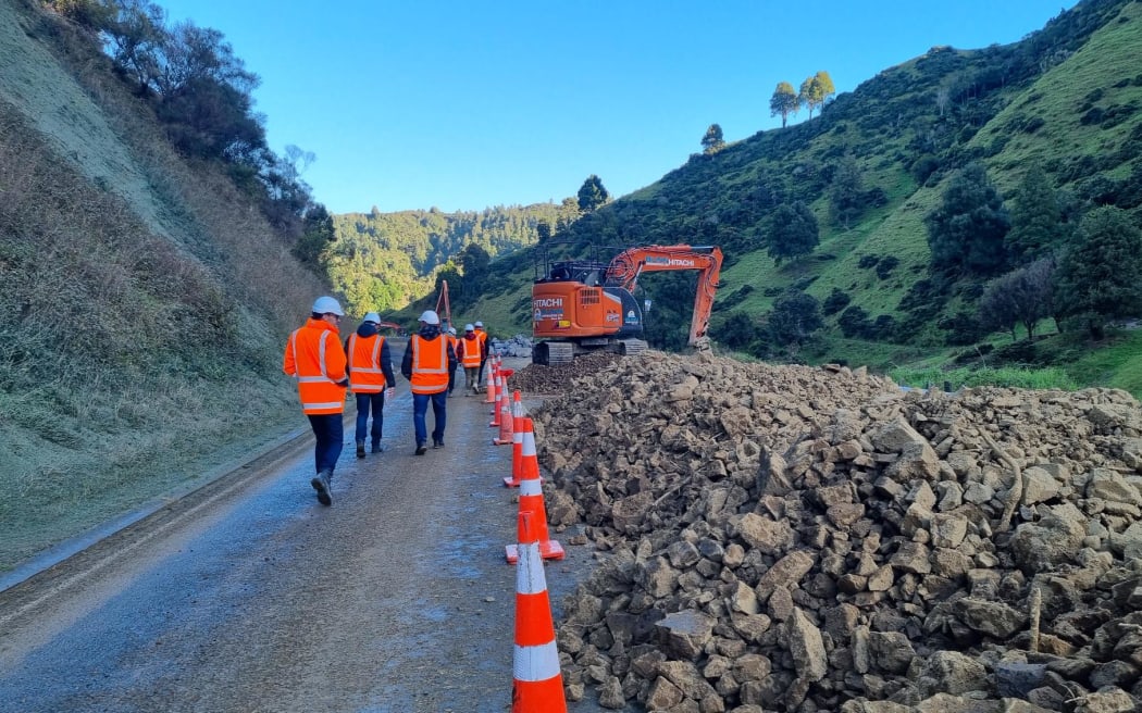 There are about 10 significant underslips in the Awakino Gorge and more than 30 slips.
