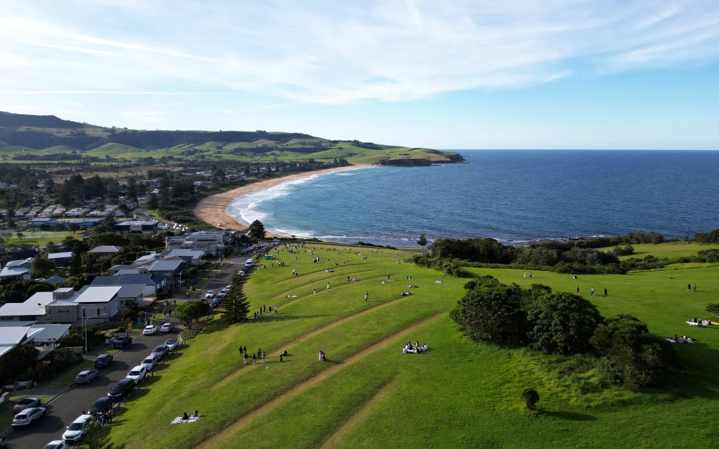 This picture taken on April 27, 2026 shows an aerial view of a street in Gerringong, about a two-hour drive south of Sydney. Viral posts of an Australian street dubbed the country's "most beautiful" have enticed coachloads of visitors to a picturesque seaside town -- and locals have had enough of it. (Photo by Saeed KHAN / AFP) / To go with AFP story Australia-tourism-internet by Oliver Hotham