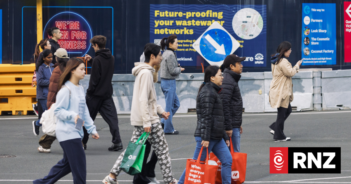 Migrants line up to file citizenship applications ahead of NZ test