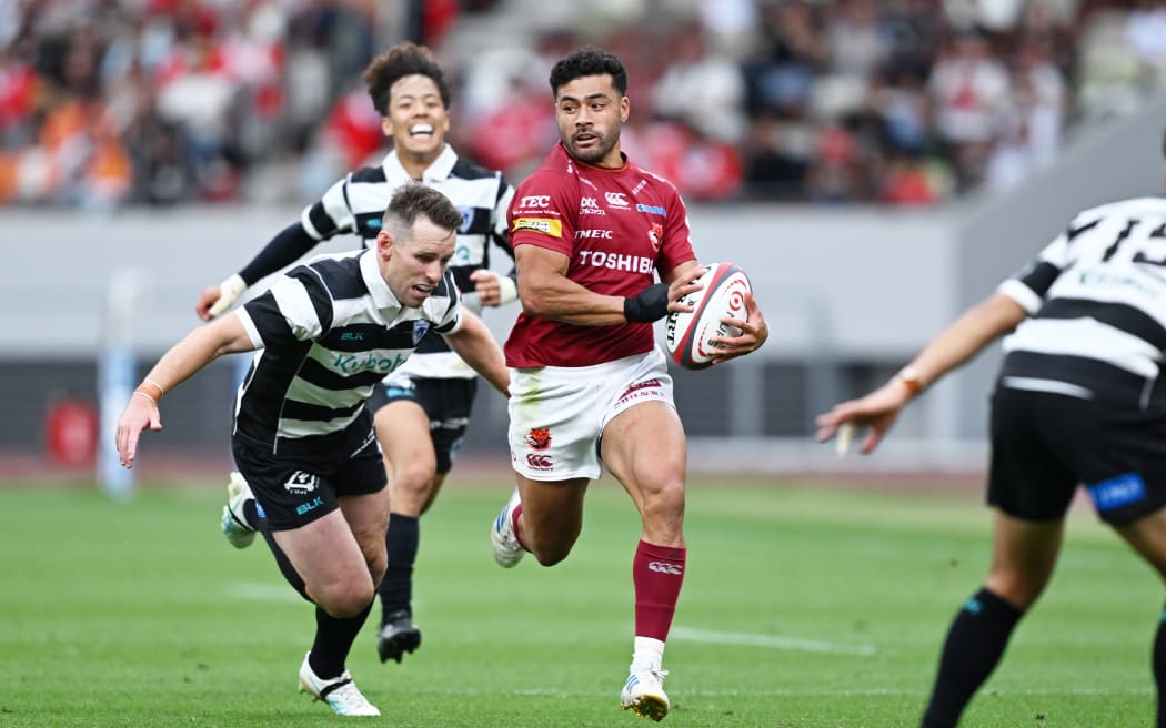 Richie Mo'unga playing for Toshiba Brave Lupus, 2025.