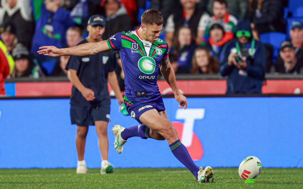 Chanel Harris-Tavita of the Warriors kicks. One NZ Warriors v Wests Tigers, round 21 NRL Telstra Premiership Rugby League match at Go Media Stadium, Mt Smart, Auckland, New Zealand on Friday 26 July 2024.
Photo credit: NRL Photos
