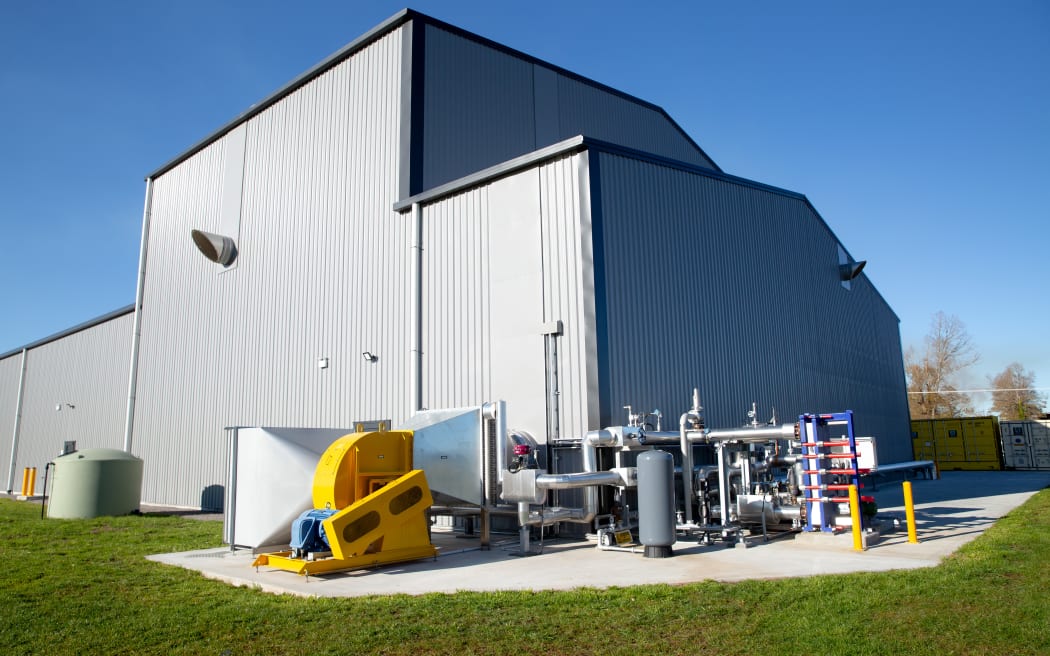 New Zealand fertiliser company, Tnue has officially opened New Zealand’s first low‑emissions, controlled‑release fertiliser manufacturing plant at He Ahi, an iwi‑owned eco‑business park in Taupō.