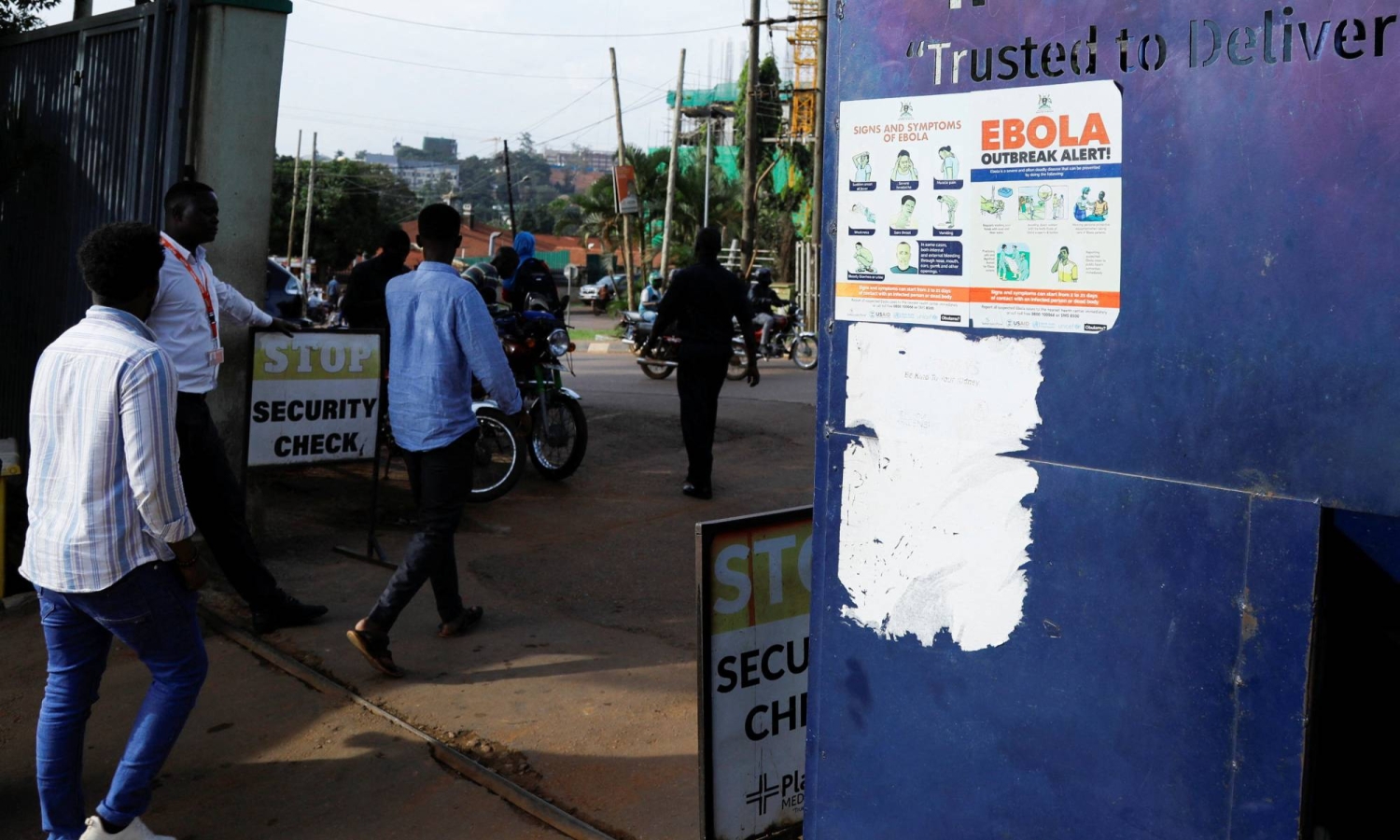 Canada and Bahamas impose Ebola-related travel bans