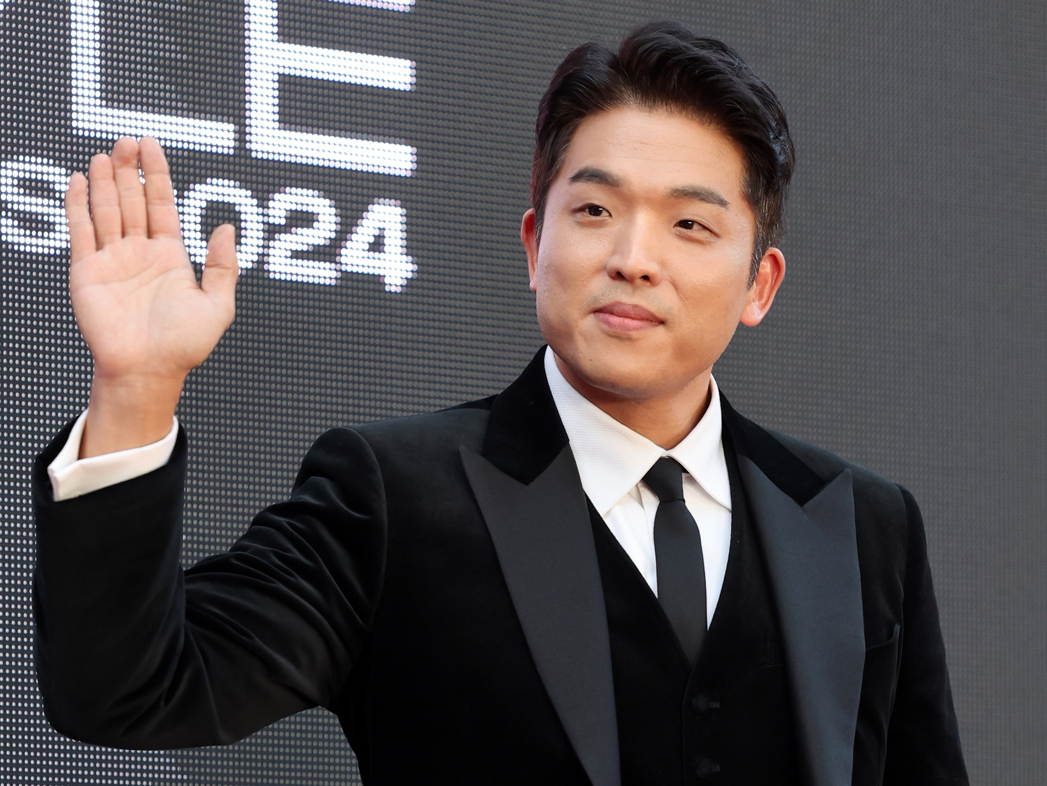 Star chef Anh Sung-jae waves at a press event in Seongdong District, eastern Seoul, on Oct. 17, 2025. [NEWS1] 