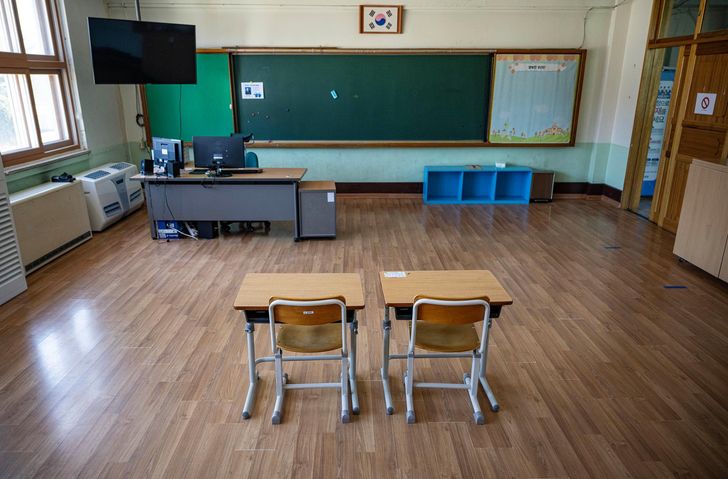 An empty classroom is seen at Joongni Elementary School in Pocheon, Gyeonggi Province, March 4, 2024. The school shut down in 2025 due to a shortage of incoming students. Korea Times photo by Shim Hyun-chul