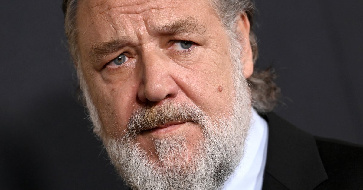 Russell Crowe Responds To Viral Video Of Him Warning Autograph Seekers To Back Off