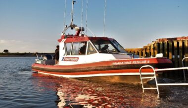 Whakatāne rescue: Six saved from rocks after bar crossing boat capsize