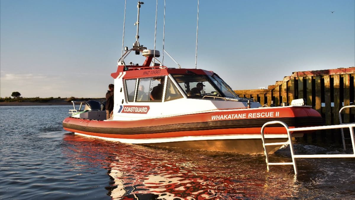 Whakatāne rescue: Six saved from rocks after bar crossing boat capsize