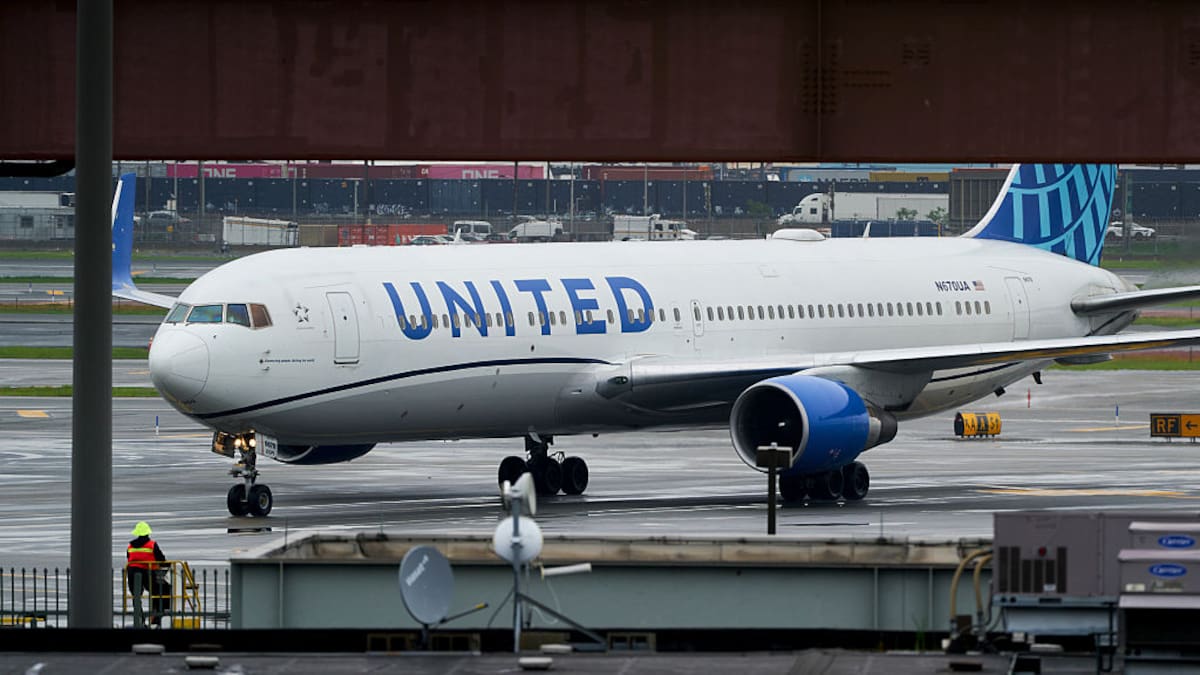 United Airlines jet strikes light pole and delivery truck while landing in US