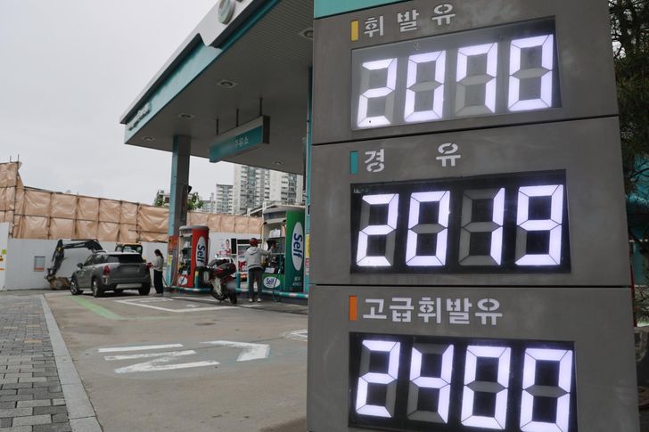 Gas prices are on display at a gas station in Seoul, Thursday. Yonhap