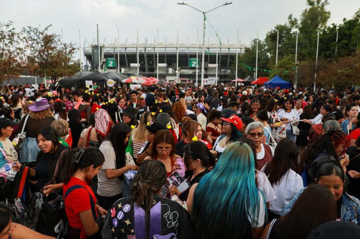  Fans gather at the venue before K-pop boy band BTS's concert in Mexico City, Mexico, Thursday (local time). Reuters-Yonhap