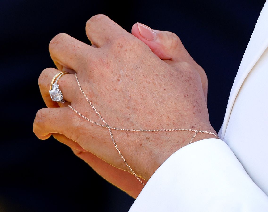 During a reception at the Invictus Games, she again reconfigured the order, placing her engagement ring at the bottom and positioning her wedding band above it. 