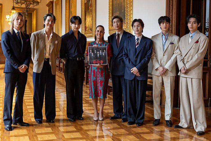 A handout picture released by Mexico's presidency press office shows Mexico's President Claudia Sheinbaum, fourth from left, with K-pop band BTS at the Palacio Nacional in Mexico City, Wednesday (local time). AFP-Yonhap