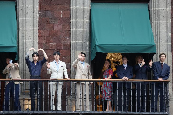 Mexico's President Claudia Sheinbaum and members of K-pop boy band BTS react as they stand on a balcony of the National Palace ahead of a series of concerts on the BTS World Tour 'Arirang' in Mexico City, Mexico, Wednesday (local time). Reuters-Yonhap