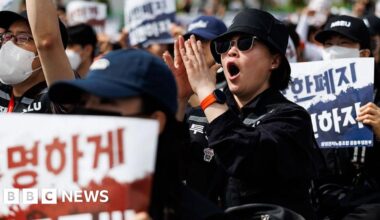 Samsung strike on hold as workers push for AI bonus - BBC
