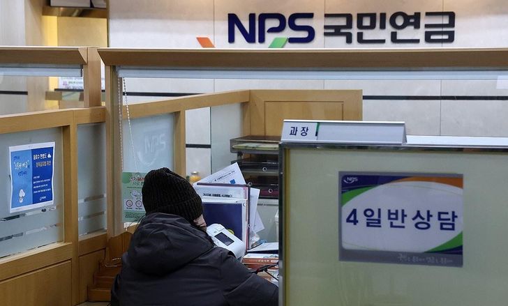 A person receives counseling at the National Pension Service's branch in northern Seoul, Jan. 6. Yonhap