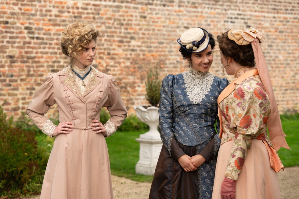 adella fitzherbert (holly sturton), betsy temple hardacre (sarah agha), liza hardacre (shannon lavelle)