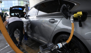 A car is getting refueled at a gas station in downtown Seoul on May 7. [NEWS1]
