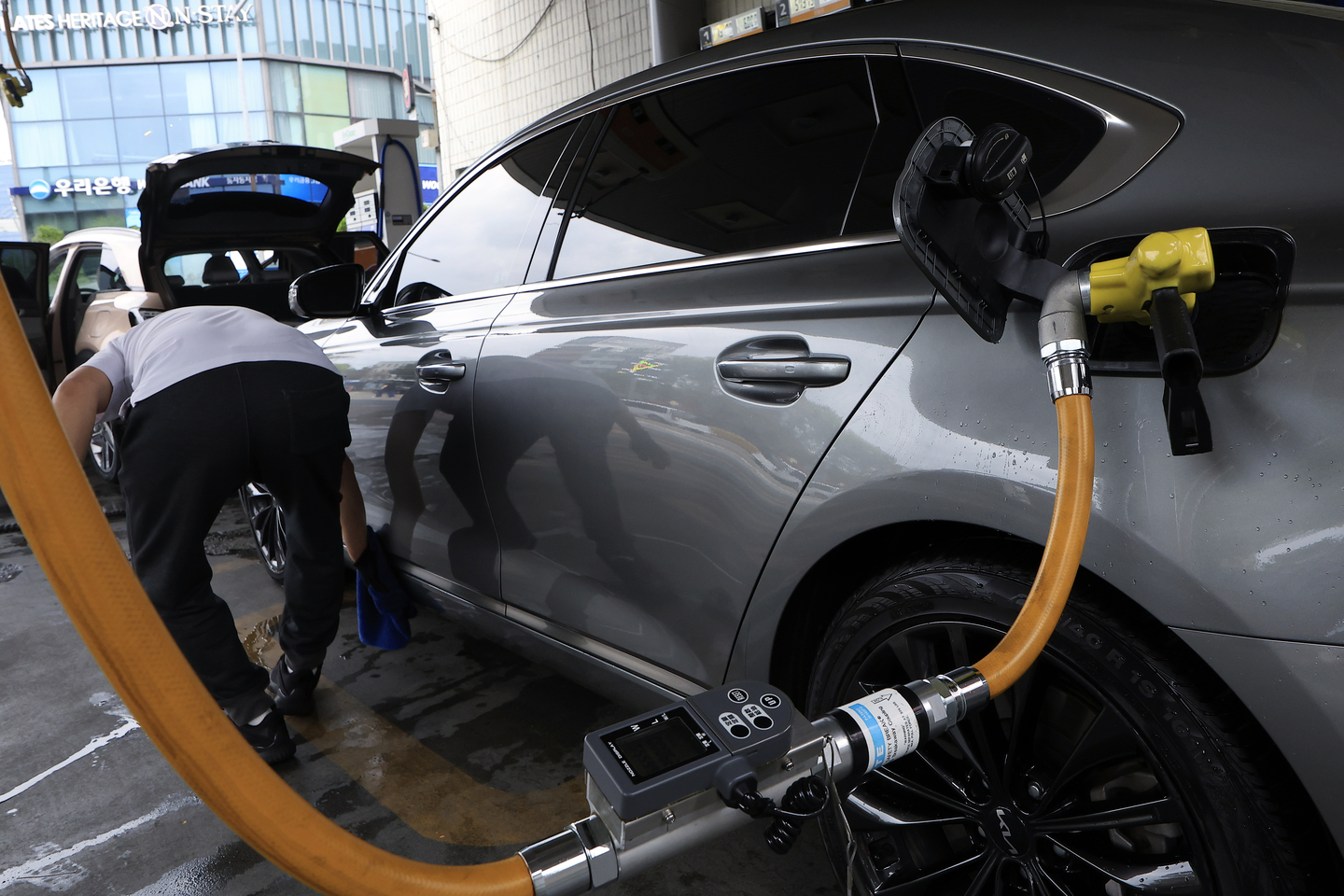 A car is getting refueled at a gas station in downtown Seoul on May 7. [NEWS1]