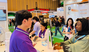 A foreign buyer (first from right) tries AI pulse diagnosis, along with facial and tongue analysis, at the smart healthcare zone of the 139th Canton Fair in Guangzhou, South China’s Guangdong Province, on May 2, 2026. Photo: Chi Jingyi/GT