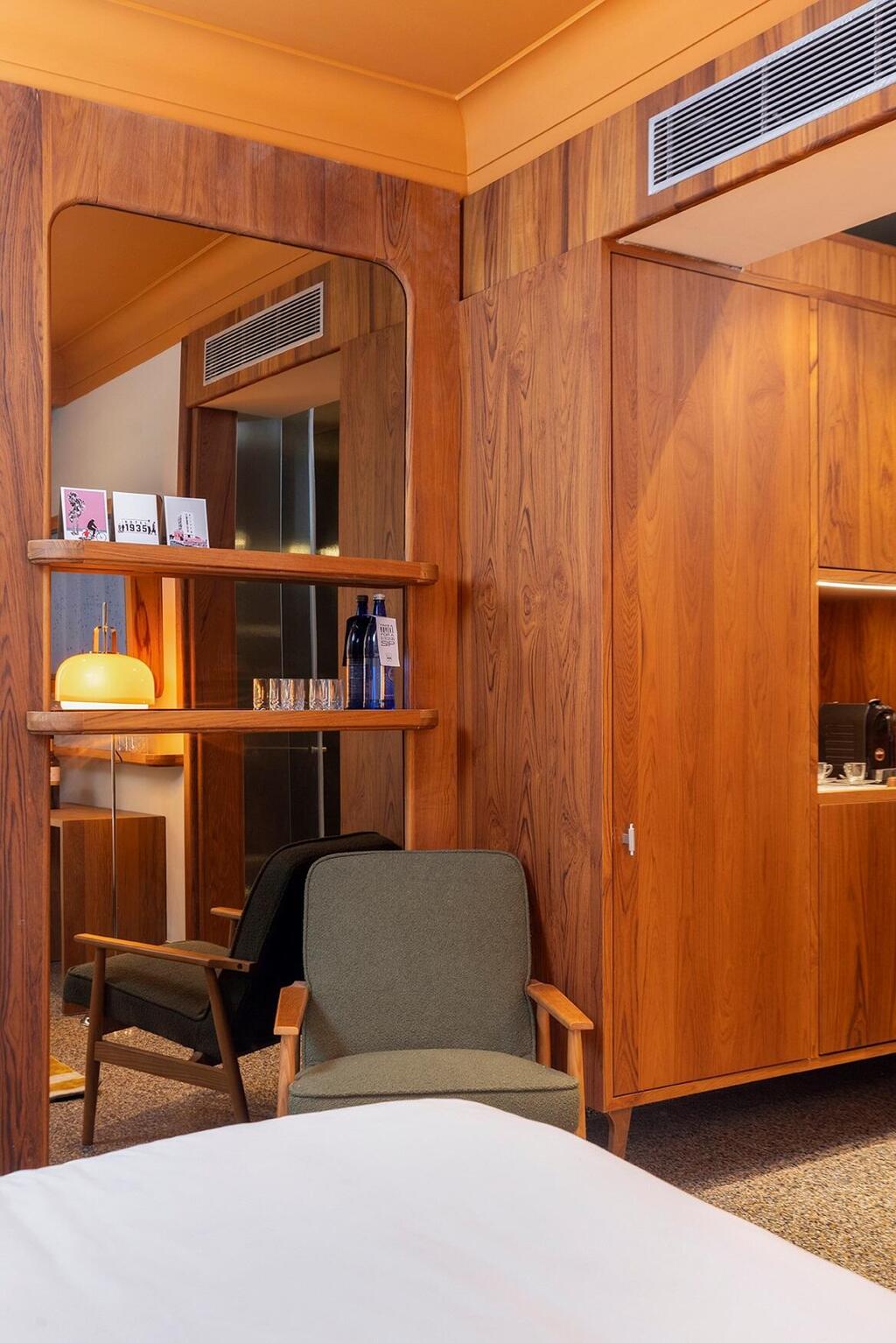 Iconic Midcentury Modern pieces were incorporated into the design (Photo: Suzie Levinson and Idan Goor) מלון 1935 ברנר 5 תל אביב