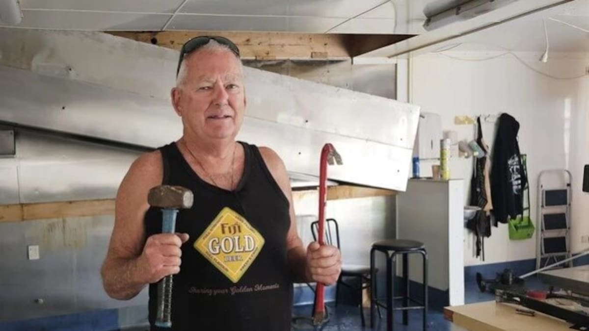 Whakatāne icon Gibbos on the Wharf demolished as business goes mobile