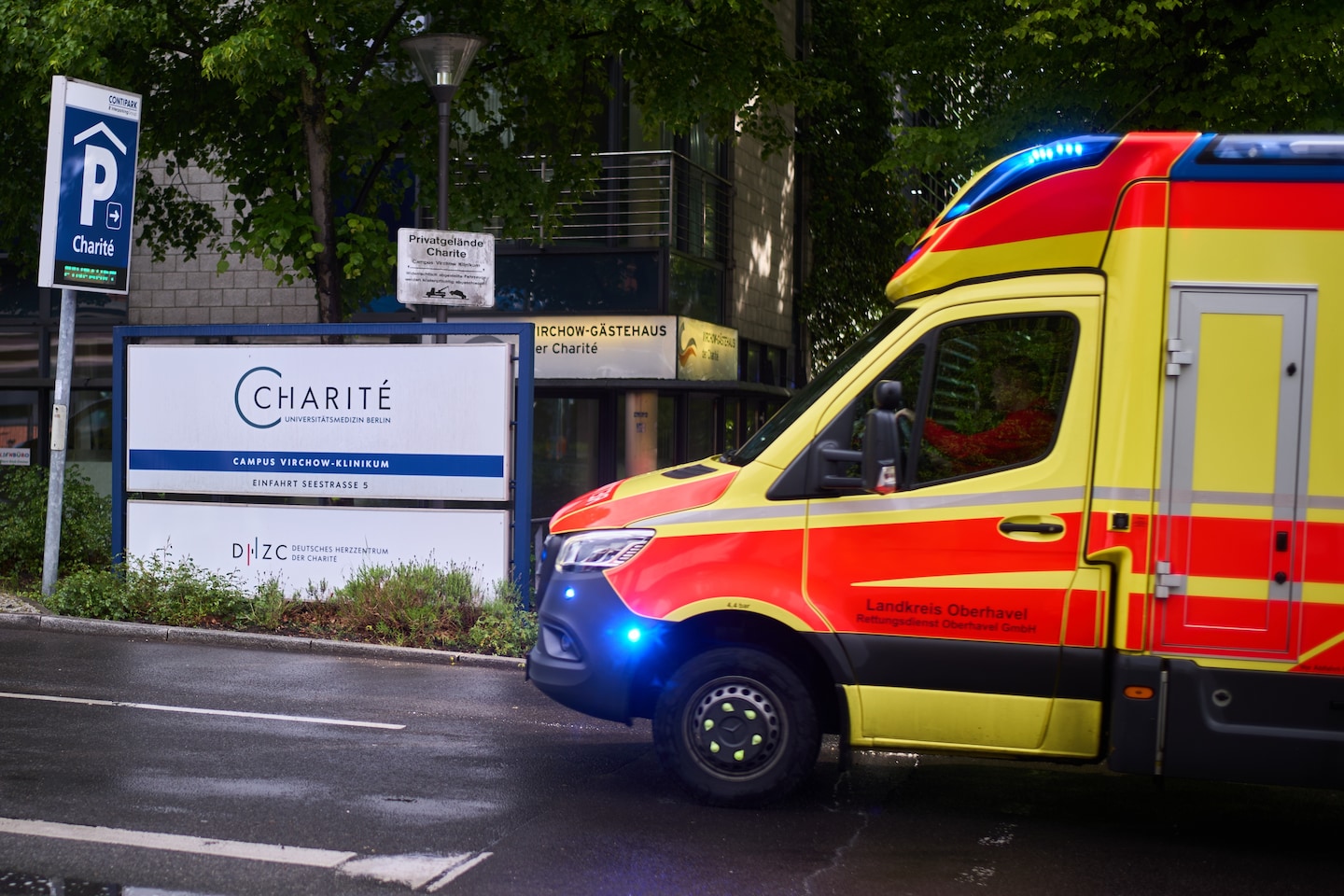 White House resisted letting doctor with Ebola return to U.S.