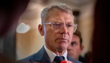 Officials told Government not to intervene in climate court case