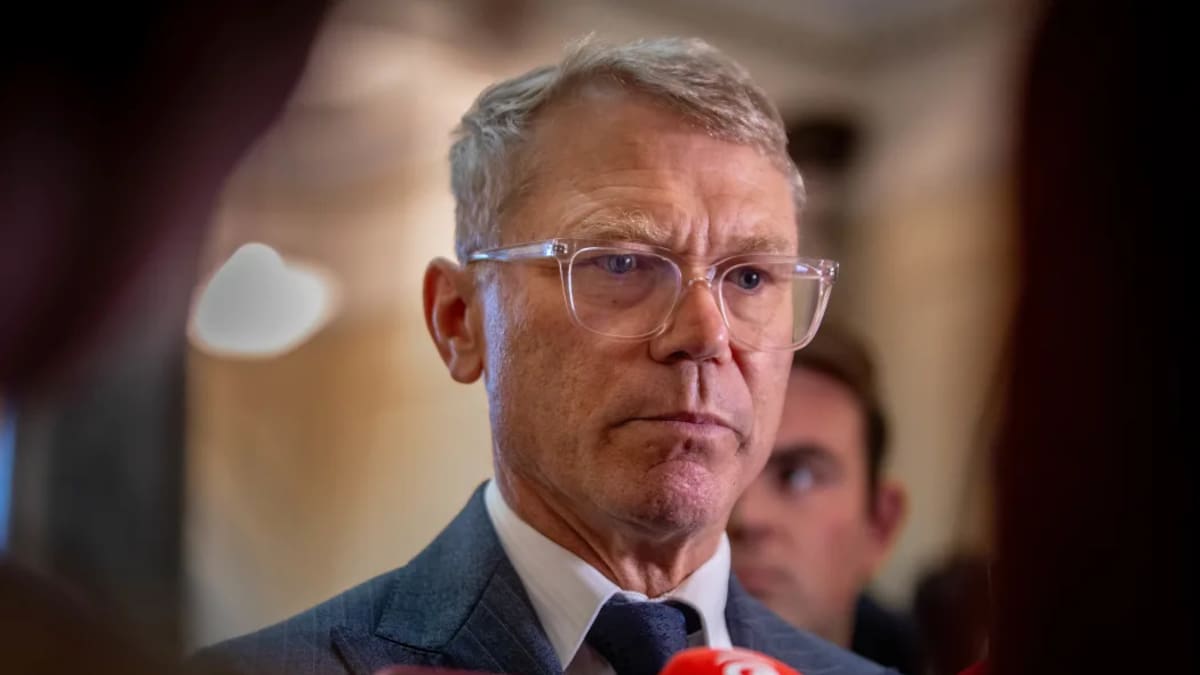 Officials told Government not to intervene in climate court case
