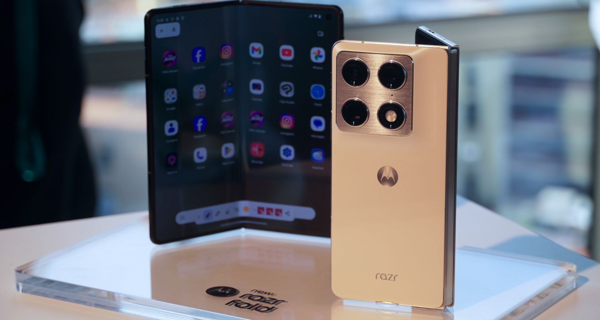 Does the Motorola Razr Fold support Qi2 wireless charging?