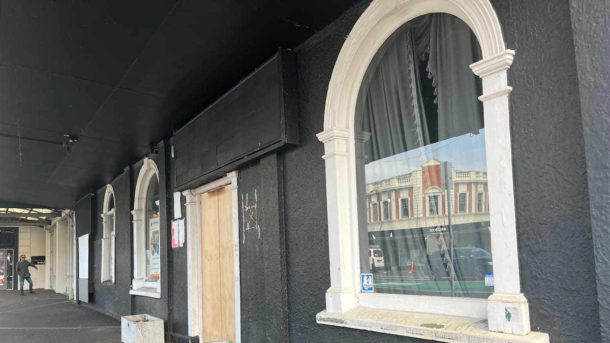 Edinburgh Castle: Inside the Auckland pub with the dodgy reputation that superstar Neil Finn bought