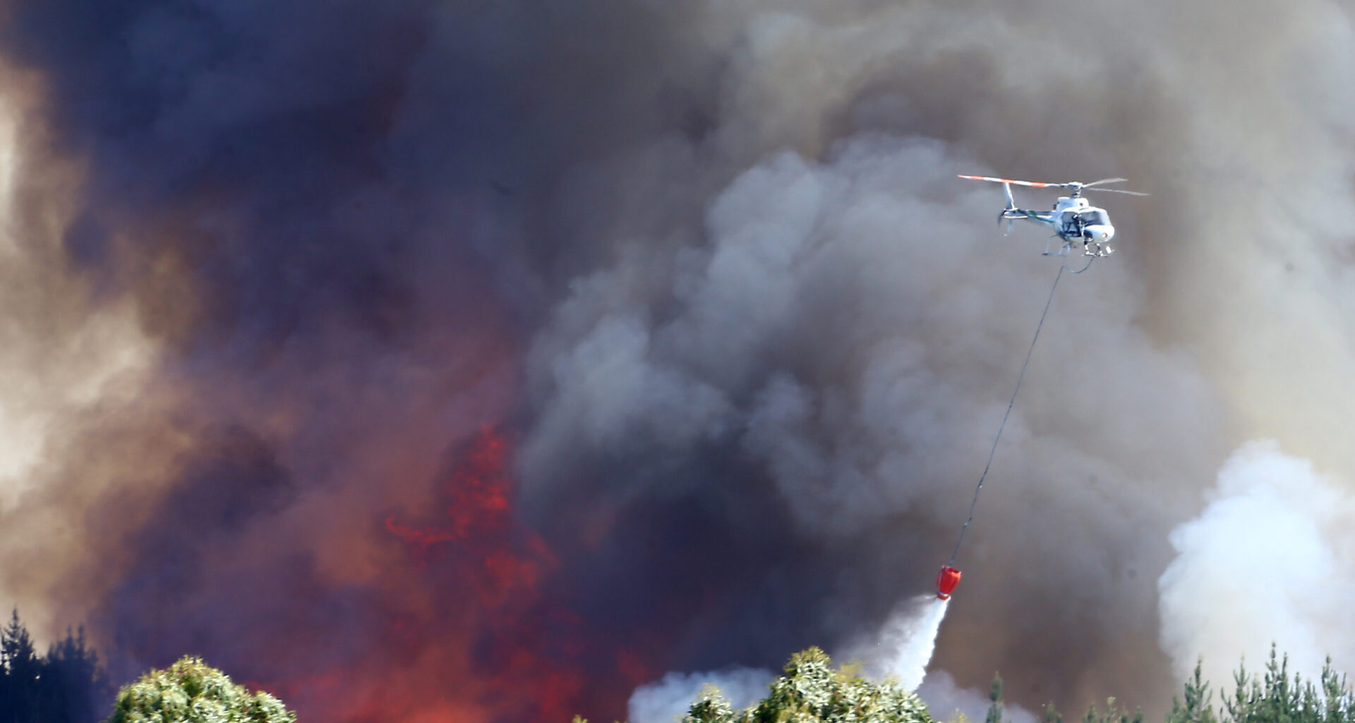 Helicopters dump water to fight a wildfire on Feb. 7, 2019, near Nelson, New Zealand. Credit: Evan Barnes/Getty Images