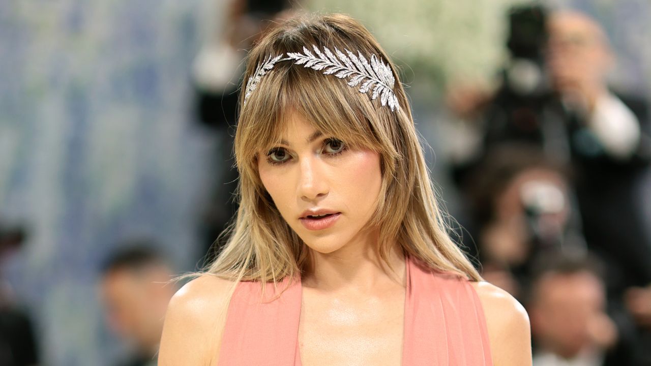 Suki Waterhouse Is a Greek Statue Come to Life at the 2026 Met Gala