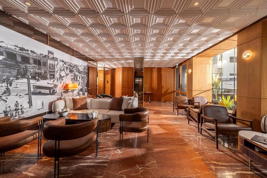 The silver lobby ceiling contrasts with the reddish floor (Photo: Suzie Levinson and Idan Goor) מלון 1935 ברנר 5 תל אביב
