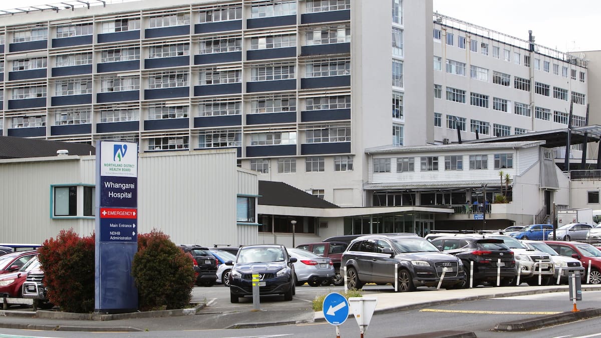 Police rush Whangārei driver to hospital after heart attack on road