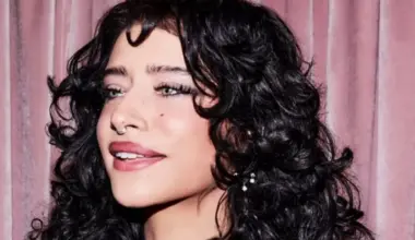 'Marty Supreme' Star Odessa A’zion Skipped Glam Team at First Met Gala, Says She Doesn’t Like Being Touched