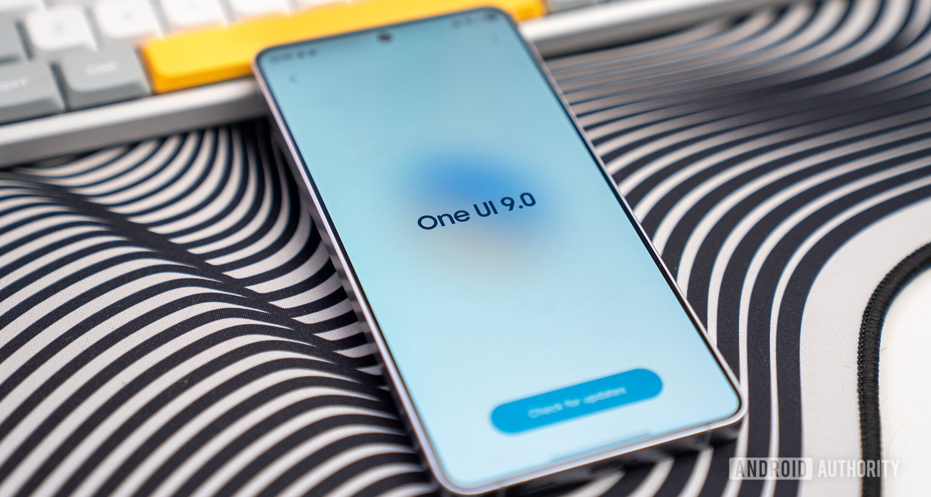 OneUI 9 splash screen on S26 Ultra lay down on keyboard
