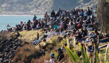 Raglan World Surf League traffic plan hailed as buses move 5350 fans