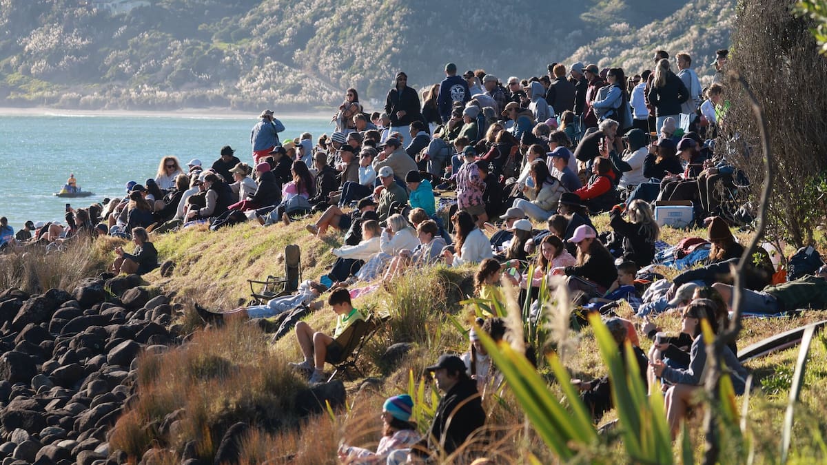 Raglan World Surf League traffic plan hailed as buses move 5350 fans