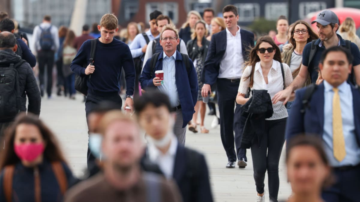Unemployment rate falls despite initial impact of the oil shock