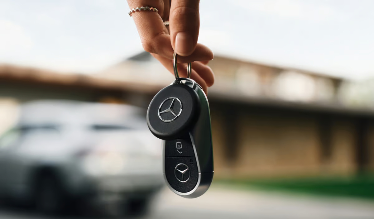 Chipolo Loop Mercedes-Benz Edition dangling from a hand
