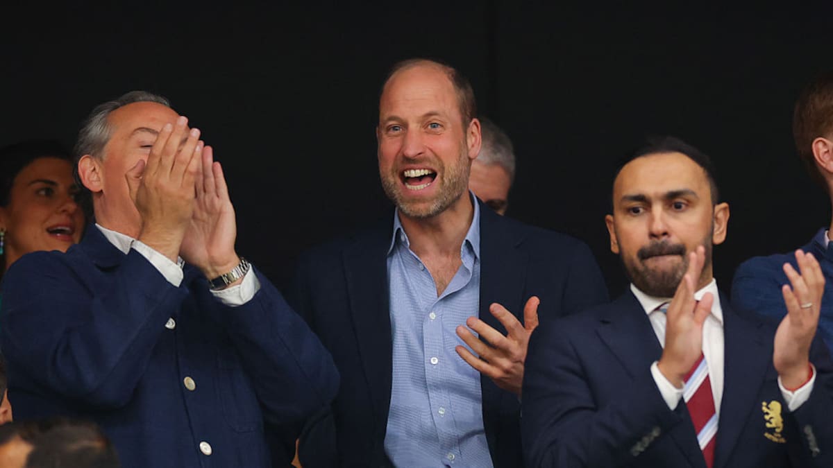 Footage captures Prince William’s relatable phone act during football match