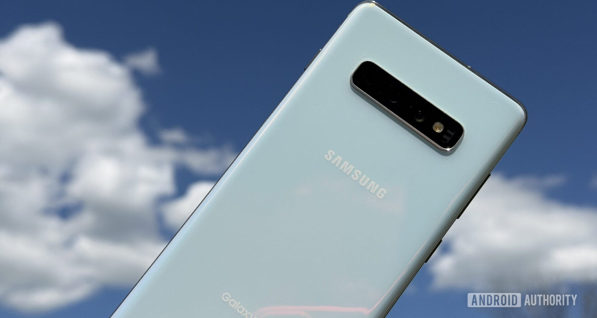Samsung Galaxy S10 Plus blue sky