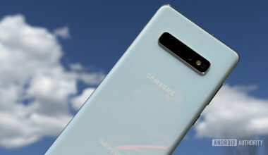 Samsung Galaxy S10 Plus blue sky