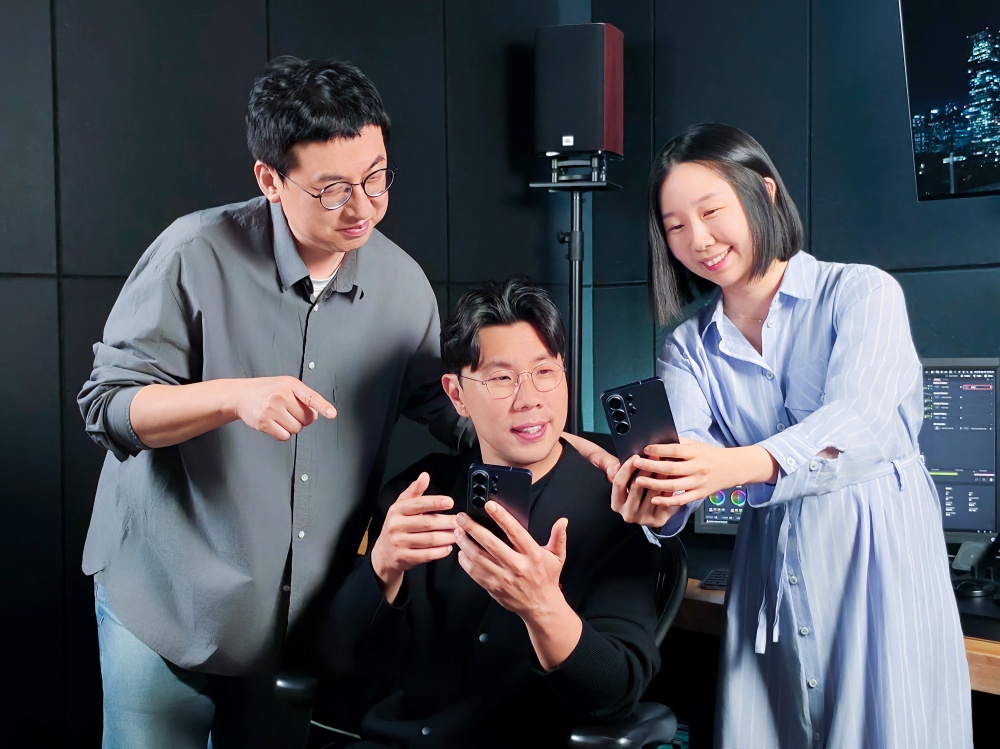 ▲ Baek, Eom and Kim watch a video with Cine LUT applied.