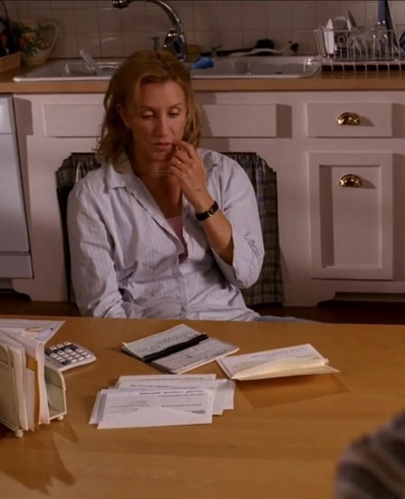 Lynette Scavo in despair over her bills in 'Desperate Housewives'
