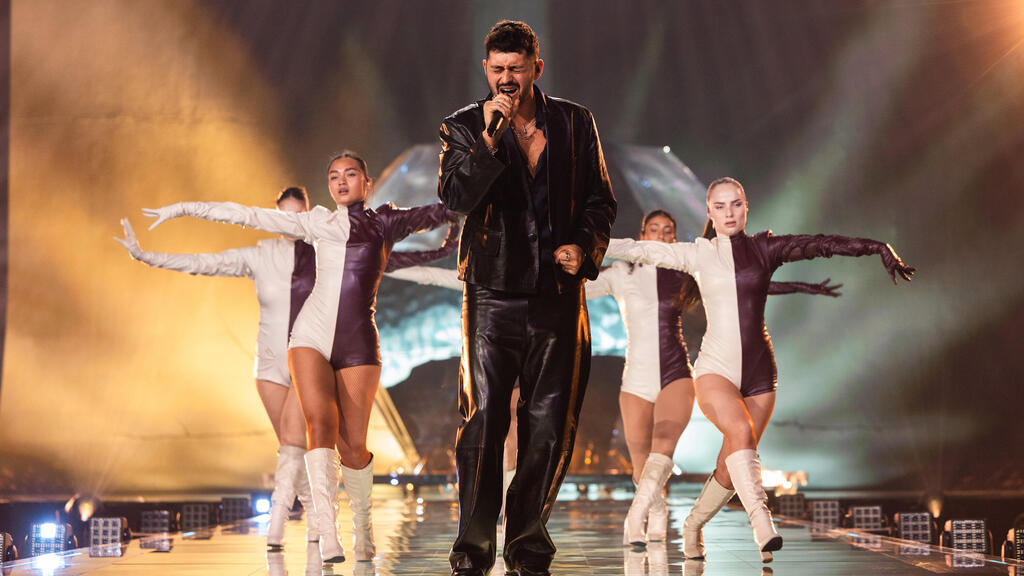 Noam Bettan during a rehearsal on the Eurovision stage (Photo: Corinne Cumming, European Broadcasting Union) נועם בתן בחזרה על במת האירוויזיון